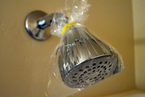 Un trucchetto per togliere il calcare dal doccione